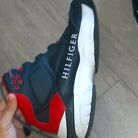 Men Tommy Hilfiger size 11, alittle worn out - Picture 2 of 3